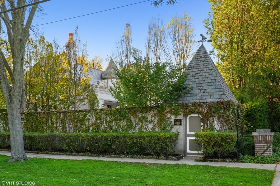 655 Sheridan Road Glencoe, IL 60022 - Photo 43 of 45 a view of a garden