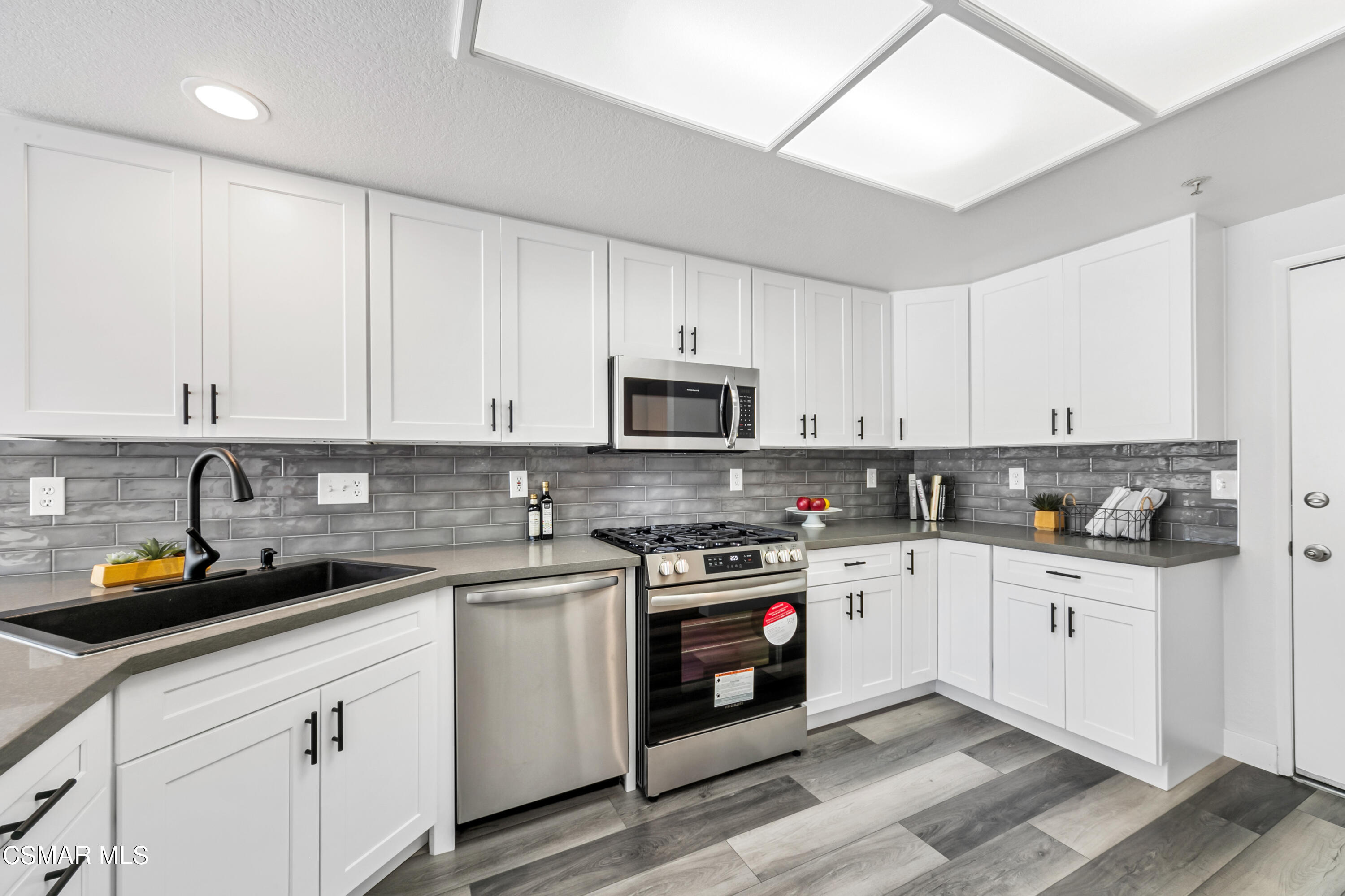 517 Orilla Walk Oxnard, CA 93030 - Photo 22 of 50 5DSR8216