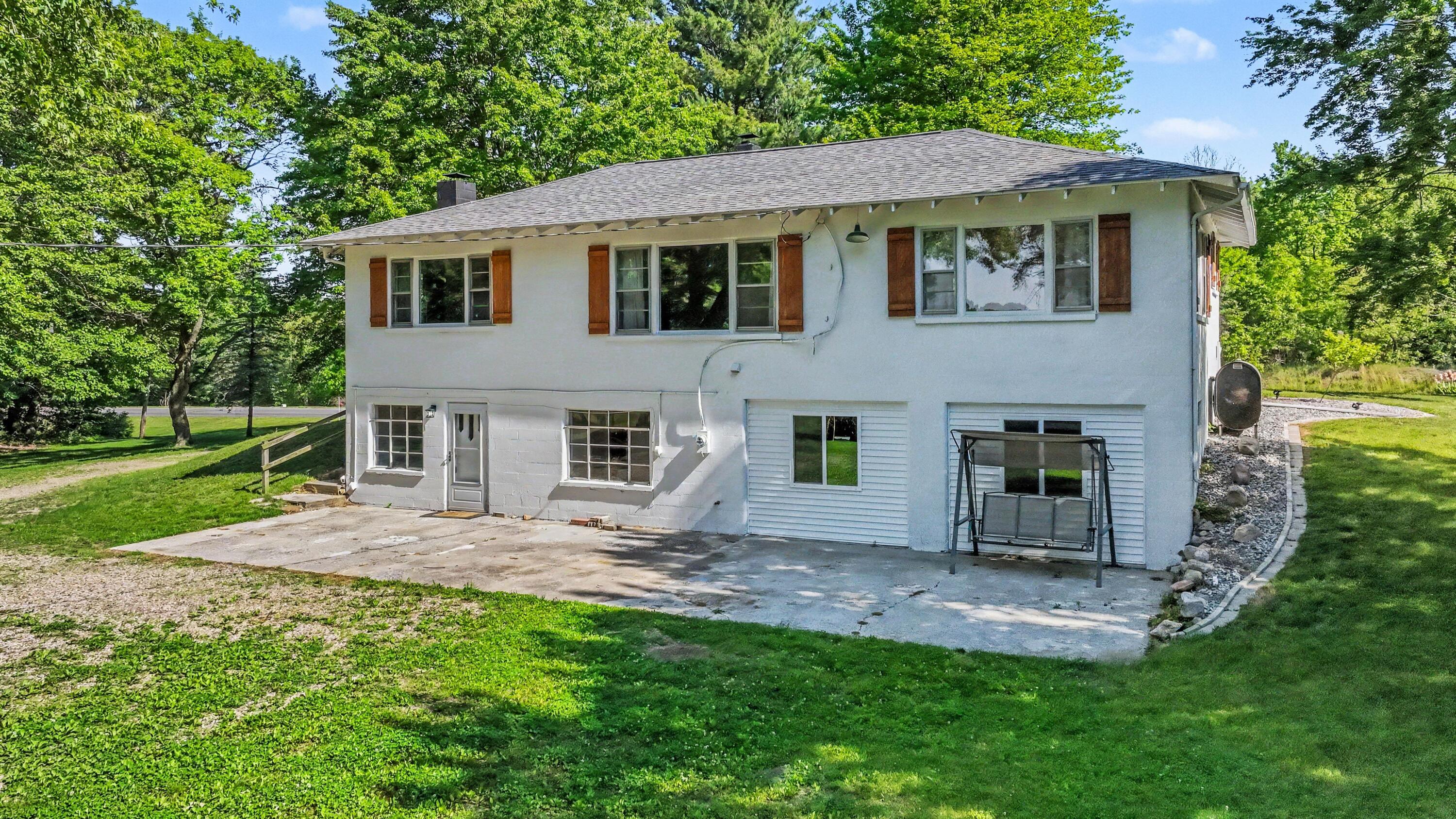 16077 Highway 216 Three Rivers, MI 49093 - Photo 2 of 25 004_file_1568
