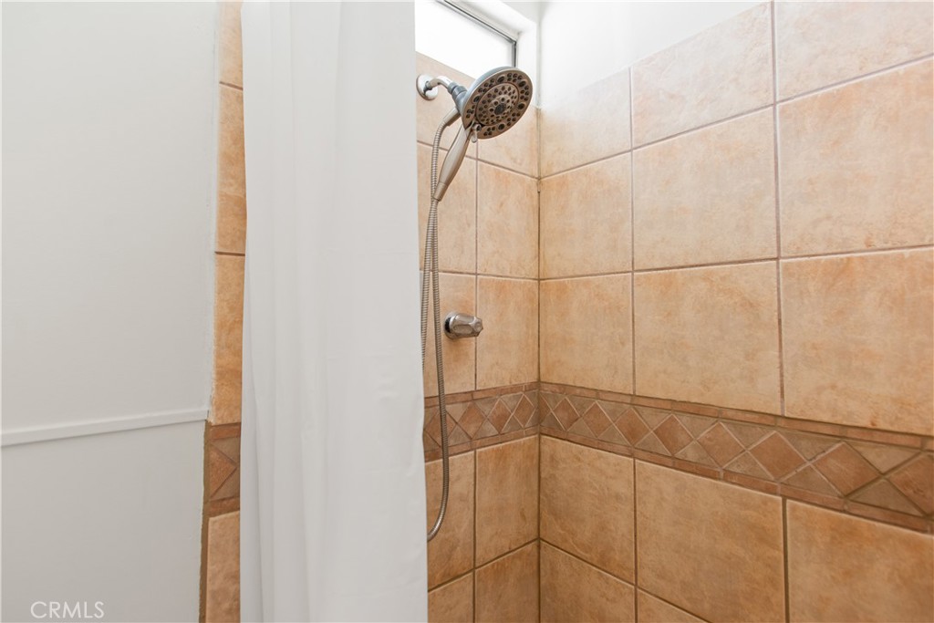 979 North Gardena Avenue Rialto, CA 92376 - Photo 12 of 33