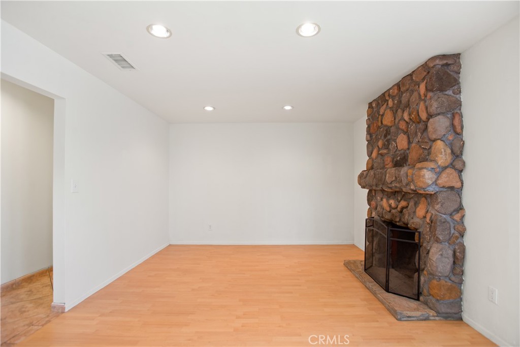 979 North Gardena Avenue Rialto, CA 92376 - Photo 4 of 33