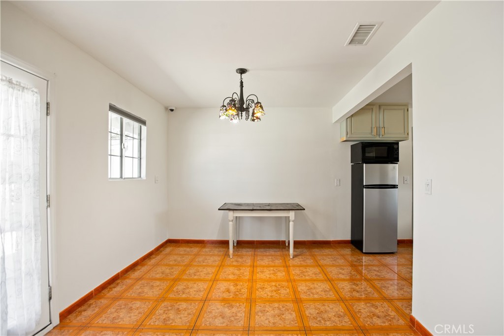 979 North Gardena Avenue Rialto, CA 92376 - Photo 5 of 33