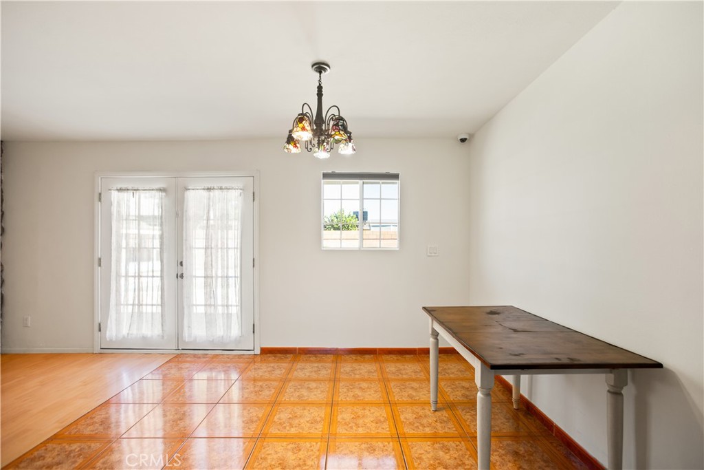 979 North Gardena Avenue Rialto, CA 92376 - Photo 6 of 33