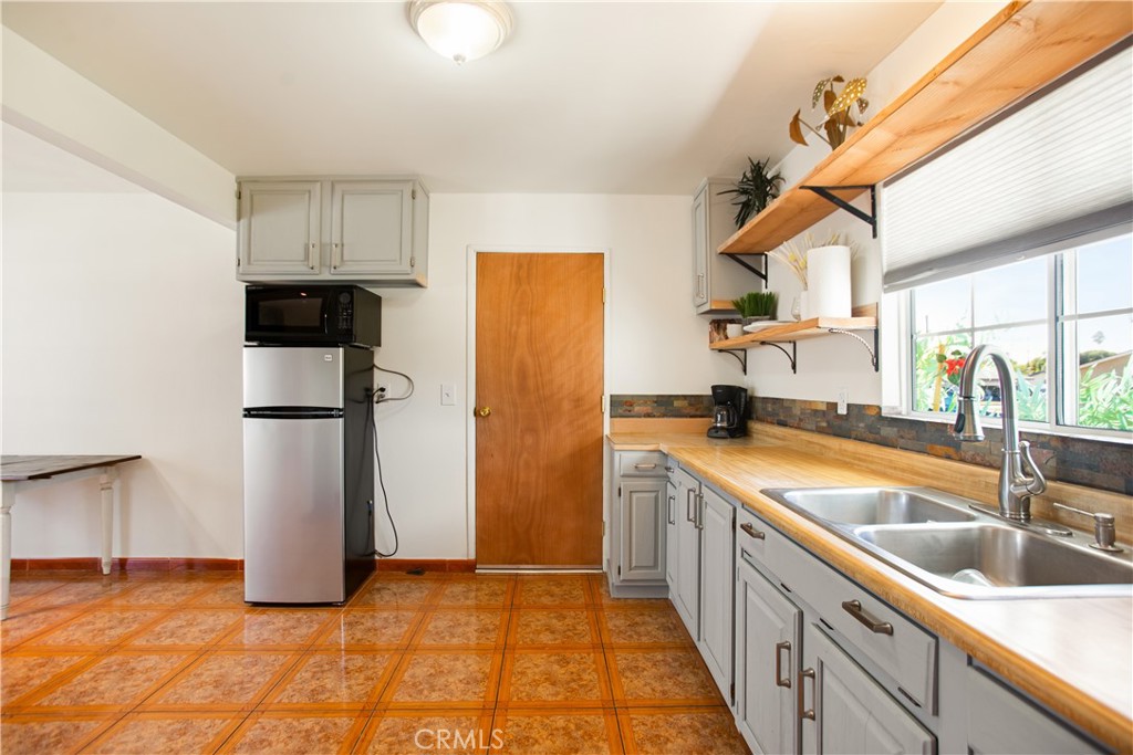 979 North Gardena Avenue Rialto, CA 92376 - Photo 9 of 33