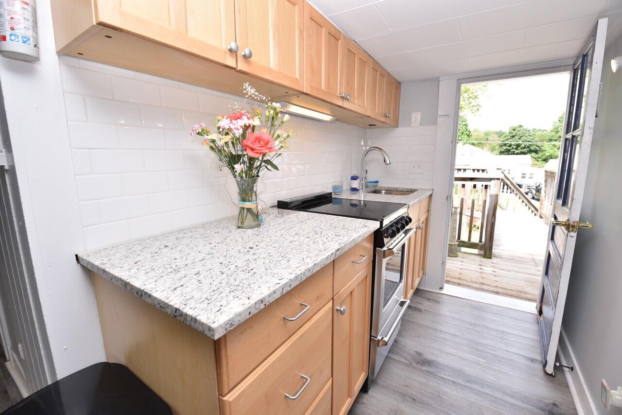 92 Sea Road, Unit 2 Kennebunk, ME 04043 - Photo 8 of 31 92 Sea Road #2 - Kitchen with granite co