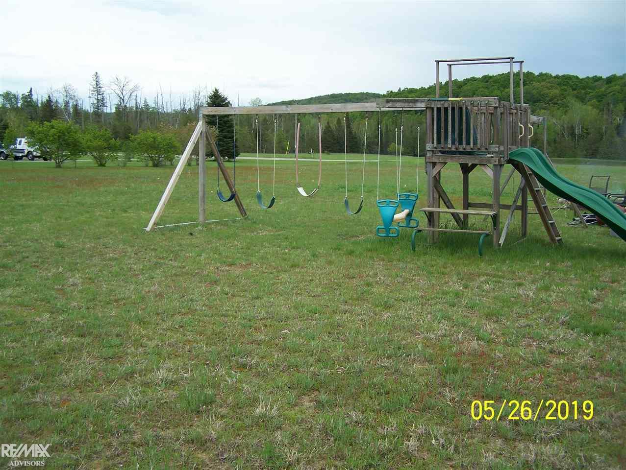 1960 Hetrick Road Boyne Falls, MI 49713 - Photo 4 of 29 31381568-3.JPG
