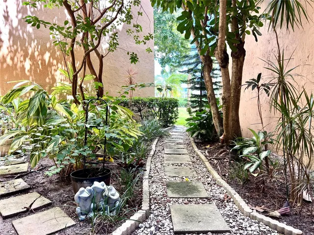 $130,000 | 4820 Lucerne Lakes Boulevard West, Unit 207, Lake Worth, FL 33467