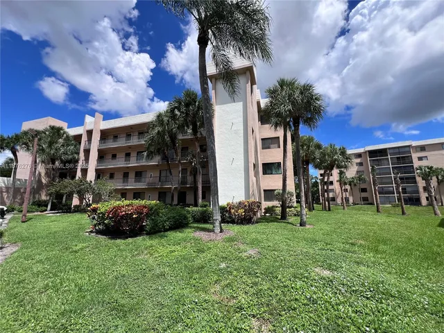 $130,000 | 4820 Lucerne Lakes Boulevard West, Unit 207, Lake Worth, FL 33467