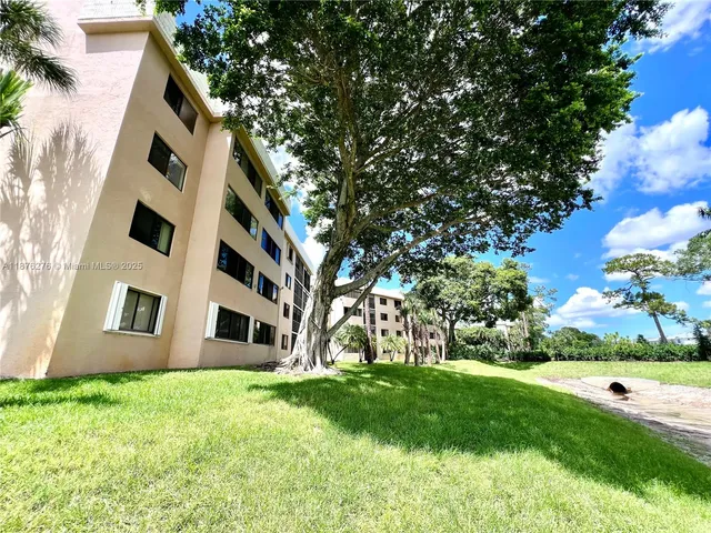 $130,000 | 4820 Lucerne Lakes Boulevard West, Unit 207, Lake Worth, FL 33467