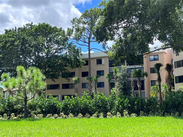 $130,000 | 4820 Lucerne Lakes Boulevard West, Unit 207, Lake Worth, FL 33467