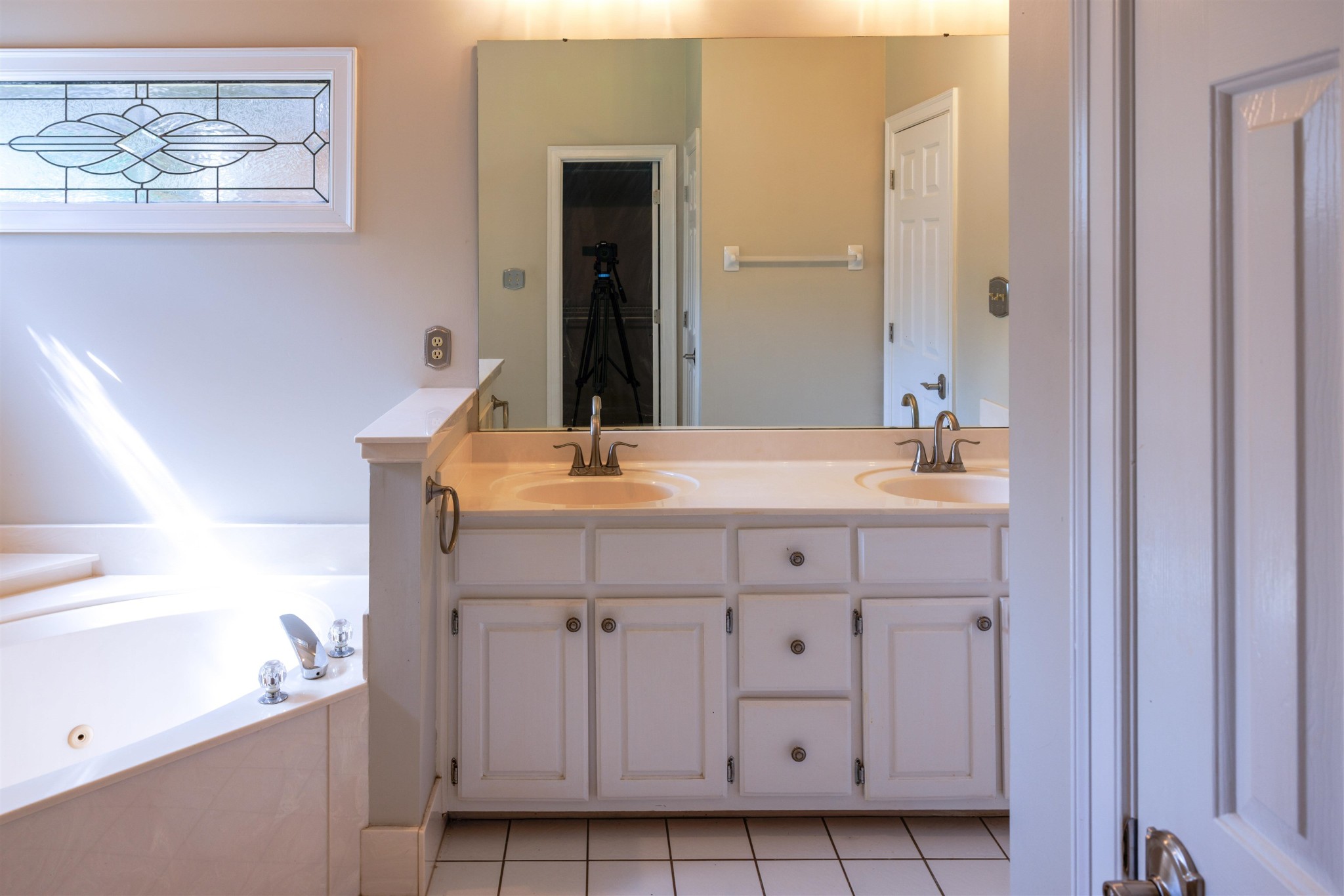 95 Morris Manor Drive Collierville, TN 38017 - Photo 15 of 35 a bathroom with a sink and a mirror