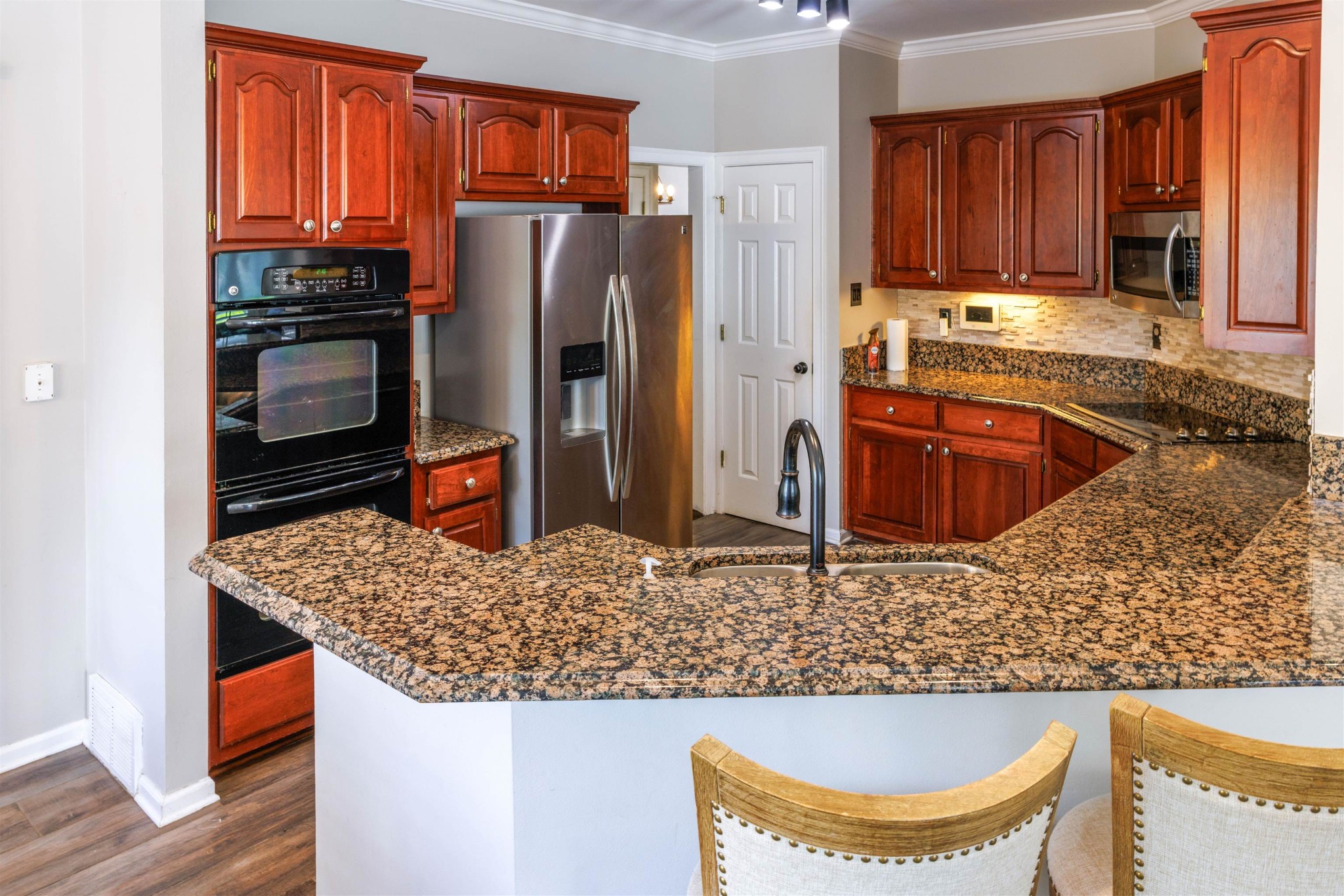 95 Morris Manor Drive Collierville, TN 38017 - Photo 4 of 35 a kitchen with stainless steel appliances granite countertop a refrigerator oven a sink and dishwasher