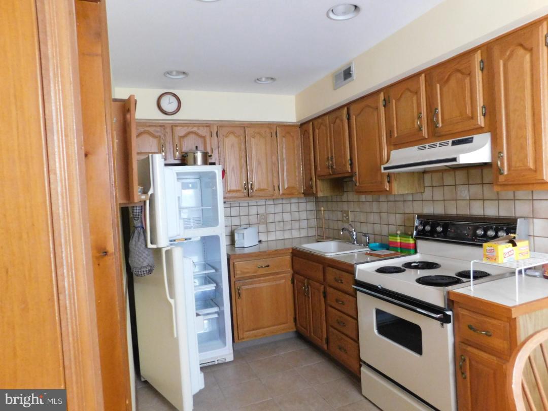 9016 Wesleyan Road Philadelphia, PA 19136 - Photo 4 of 5 Kitchen