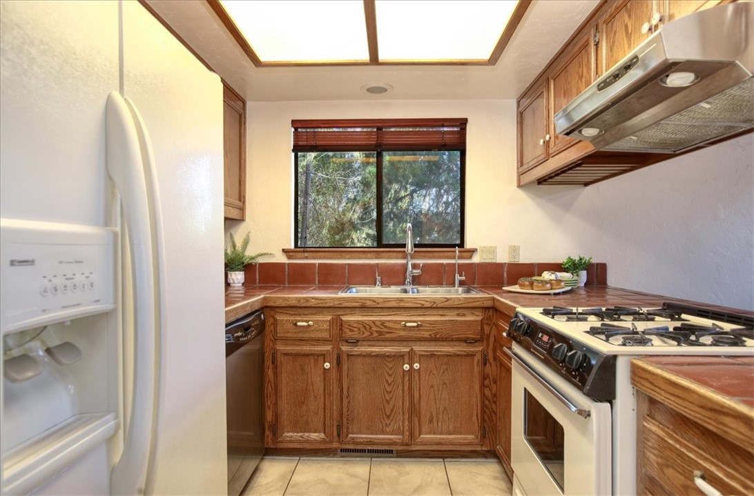 2550 Emerson Road Cambria, CA 93428 - Photo 18 of 49 a kitchen with stainless steel appliances granite countertop a stove and a refrigerator