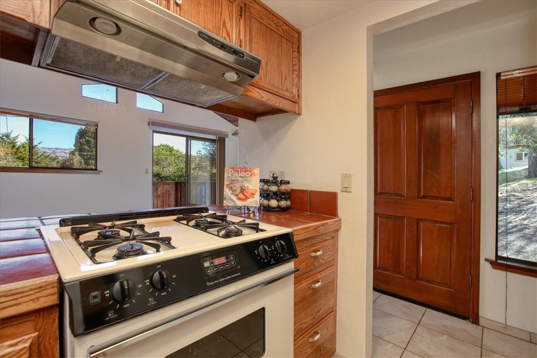 2550 Emerson Road Cambria, CA 93428 - Photo 21 of 49 a kitchen with a stove and a refrigerator