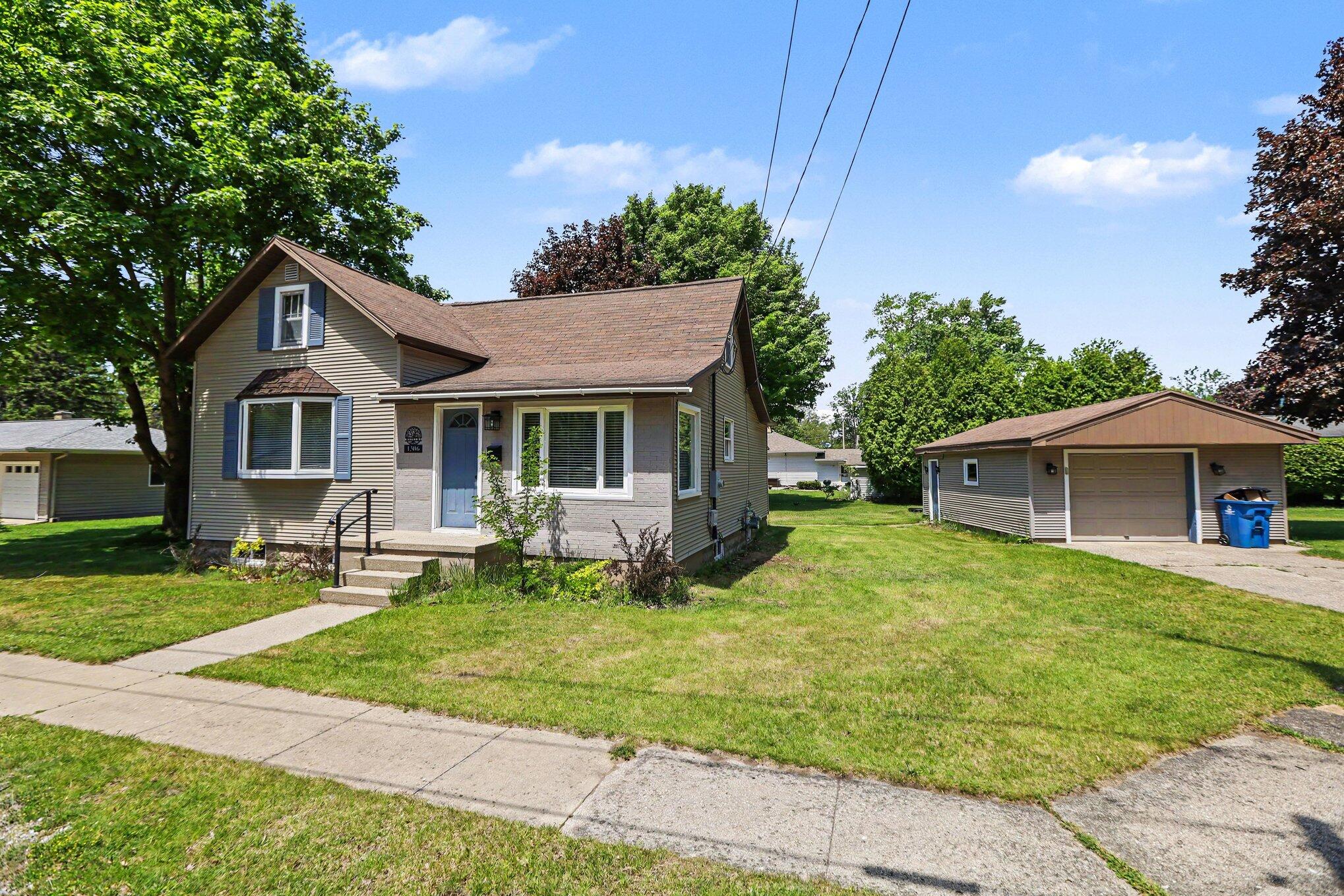 1306 27th Street Manistee, MI 49660 - Photo 2 of 14 file_1100 (1)