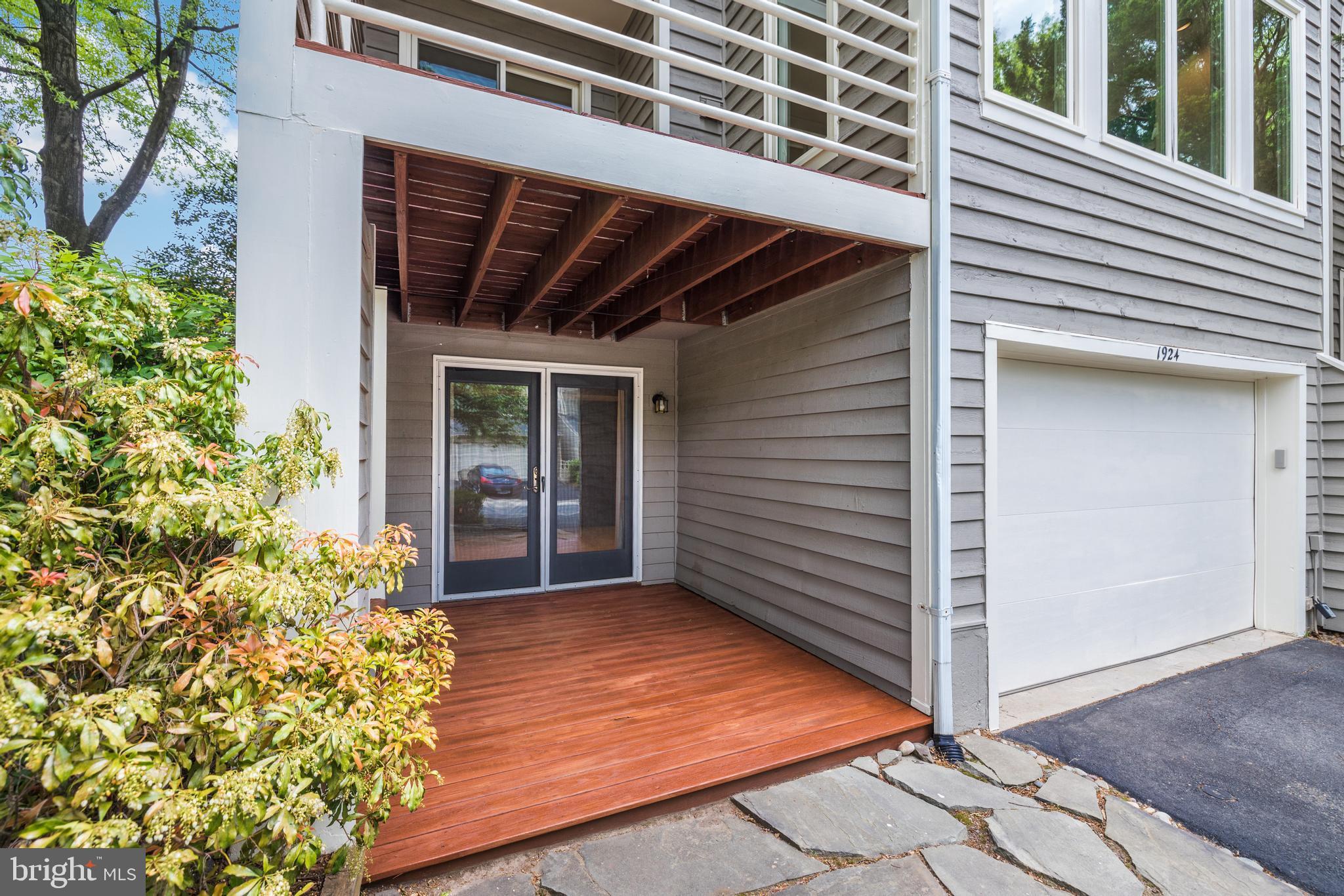 1924 Lakeport Way Reston, VA 20191 - Photo 3 of 68 Gallery Image 3