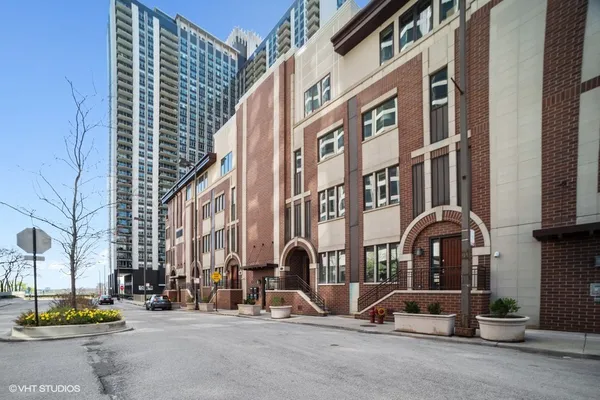 $4,000 | 178 North Harbor Drive, Unit 178, Chicago, IL 60601