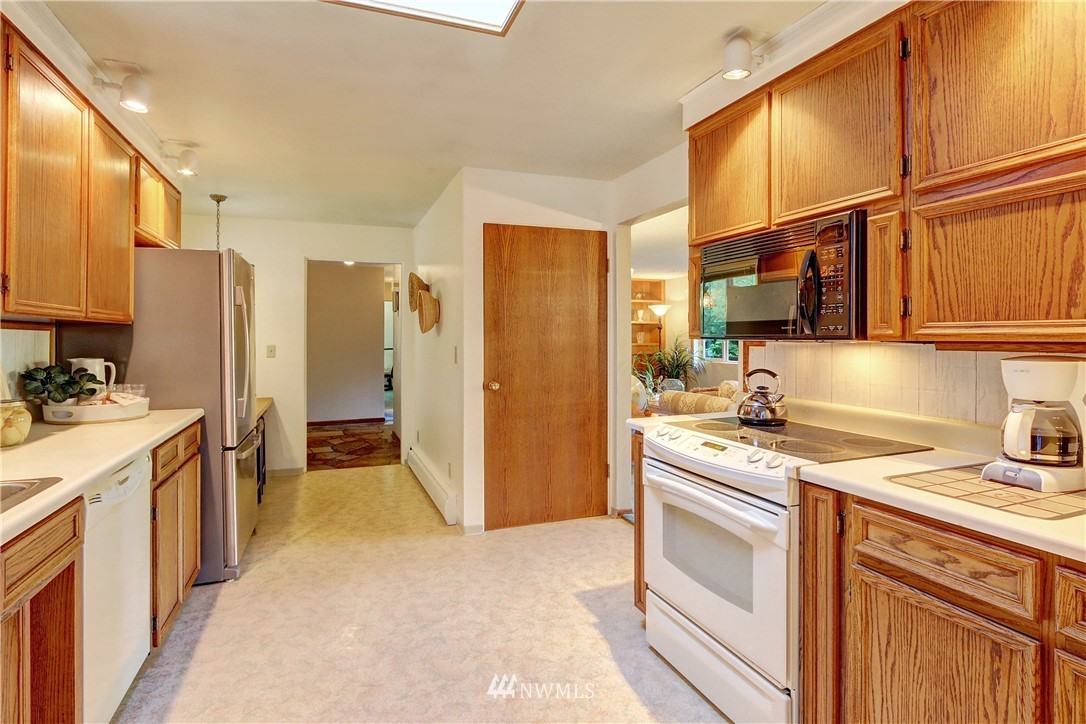 18415 West Spring Lake Drive Southeast Renton, WA 98058 - Photo 7 of 40