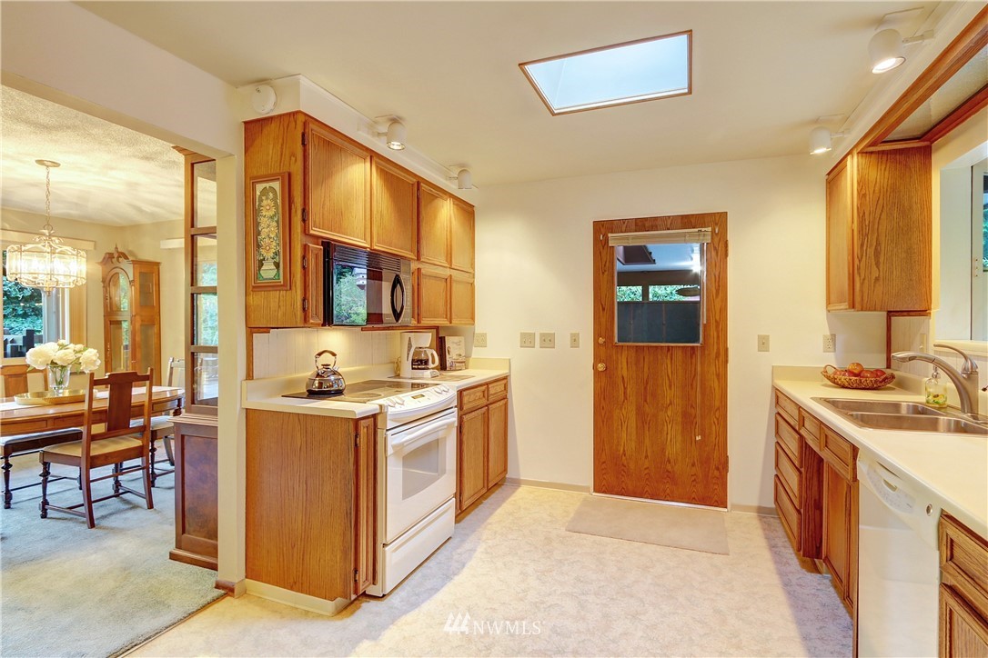 18415 West Spring Lake Drive Southeast Renton, WA 98058 - Photo 9 of 40