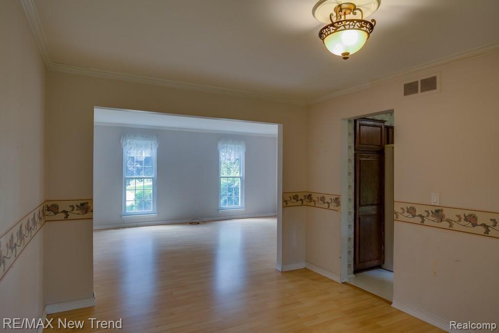 35962 Fredericksburg Road Farmington Hills, MI 48331 - Photo 3 of 21