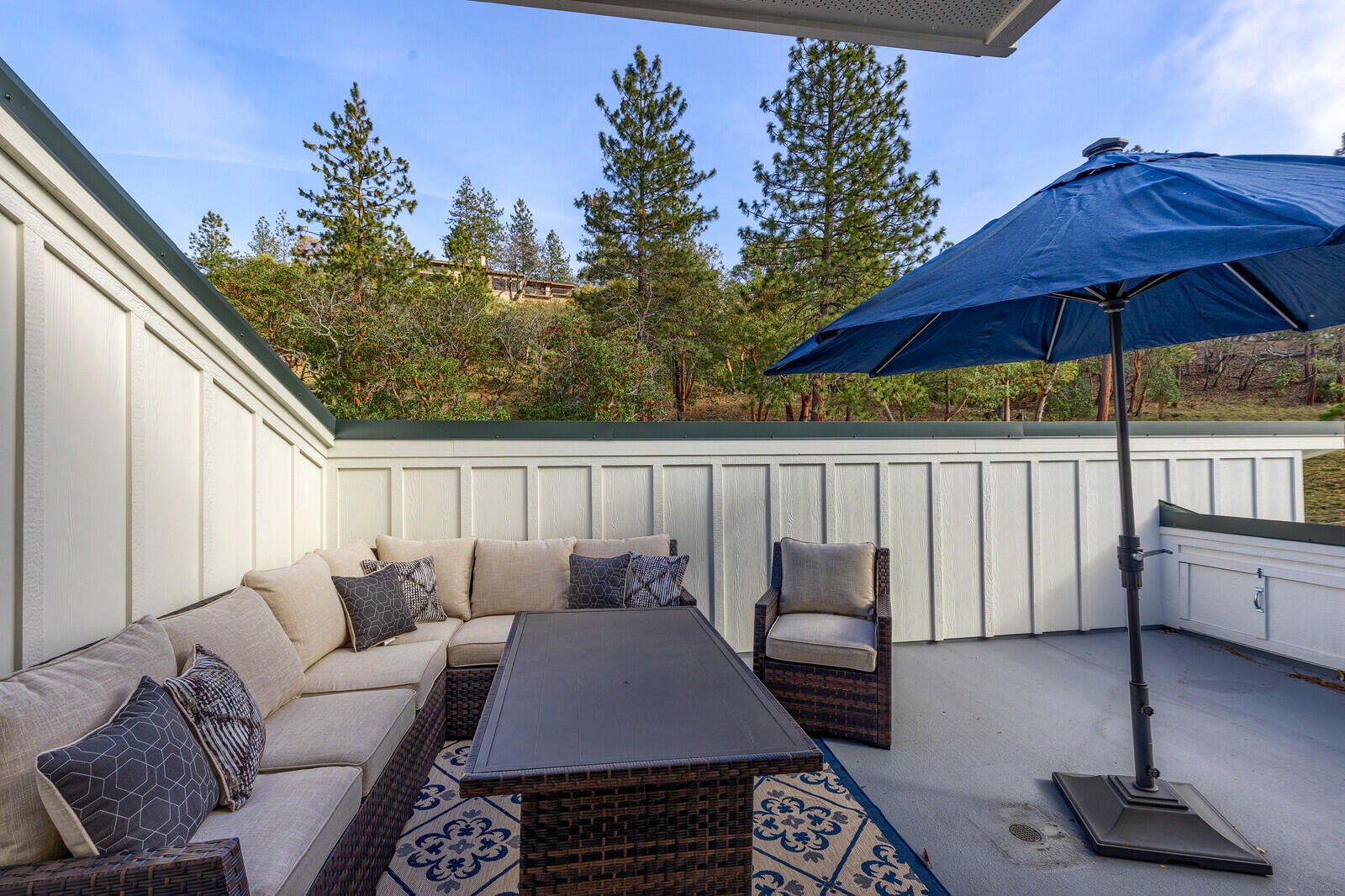 6185 Hillcrest Road Medford, OR 97504 - Photo 20 of 51 Roof top sun deck