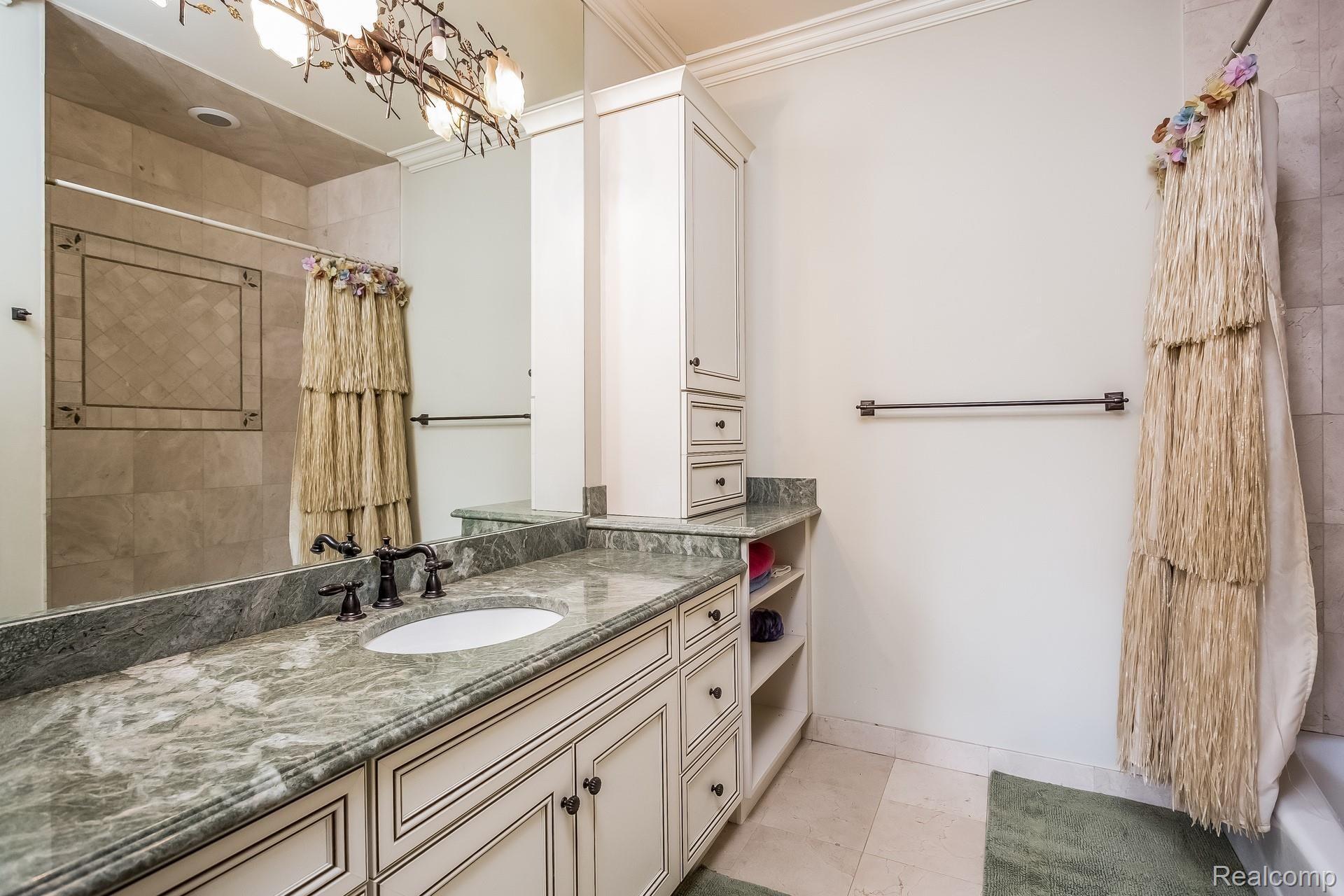 1310 Orchard Ridge Road Bloomfield Hills, MI 48304 - Photo 31 of 52 30 - UPPER BATH.jpg
