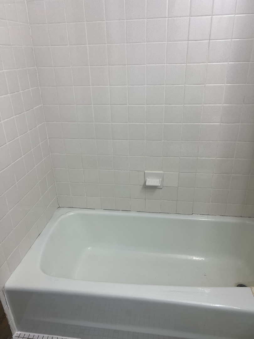 1227 South Harlem Avenue, Unit 512 Berwyn, IL 60402 - Photo 20 of 28 a close up of a bathtub in a bathroom