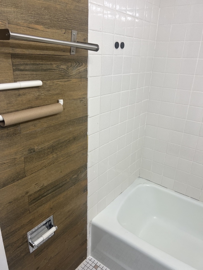 1227 South Harlem Avenue, Unit 512 Berwyn, IL 60402 - Photo 21 of 28 a close up of a bathtub