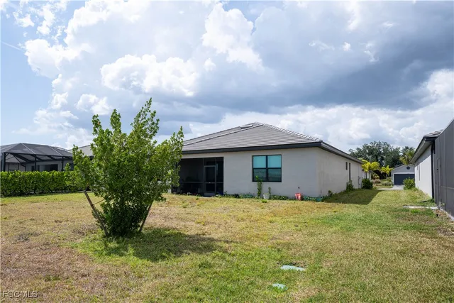 a view of a house with a yard