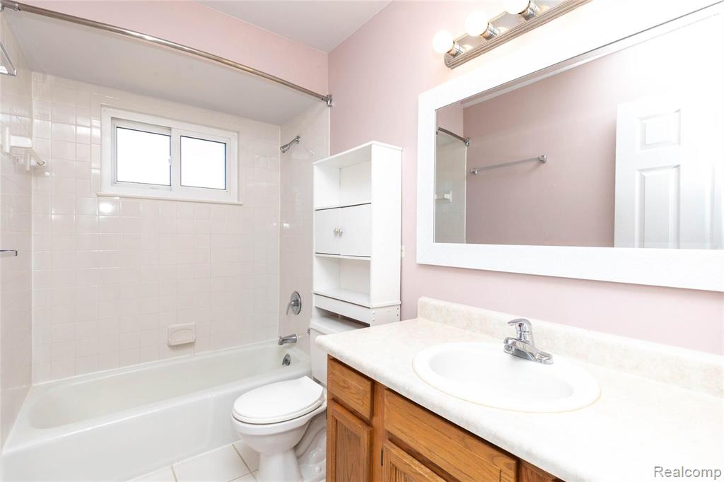 1095 Tienken Court, Unit 101 Rochester Hills, MI 48306 - Photo 17 of 19