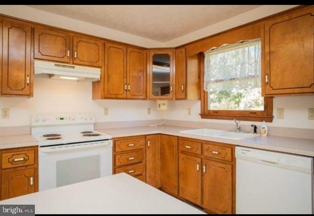 9001 Stage Coach Road Nathalie, VA 24577 - Photo 14 of 19 Warm wood tones in a cozy kitchen.