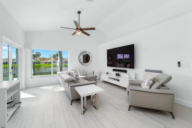 $690,000 | 8950 Lake Park Circle North, Davie, FL 33328