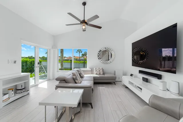 $690,000 | 8950 Lake Park Circle North, Davie, FL 33328