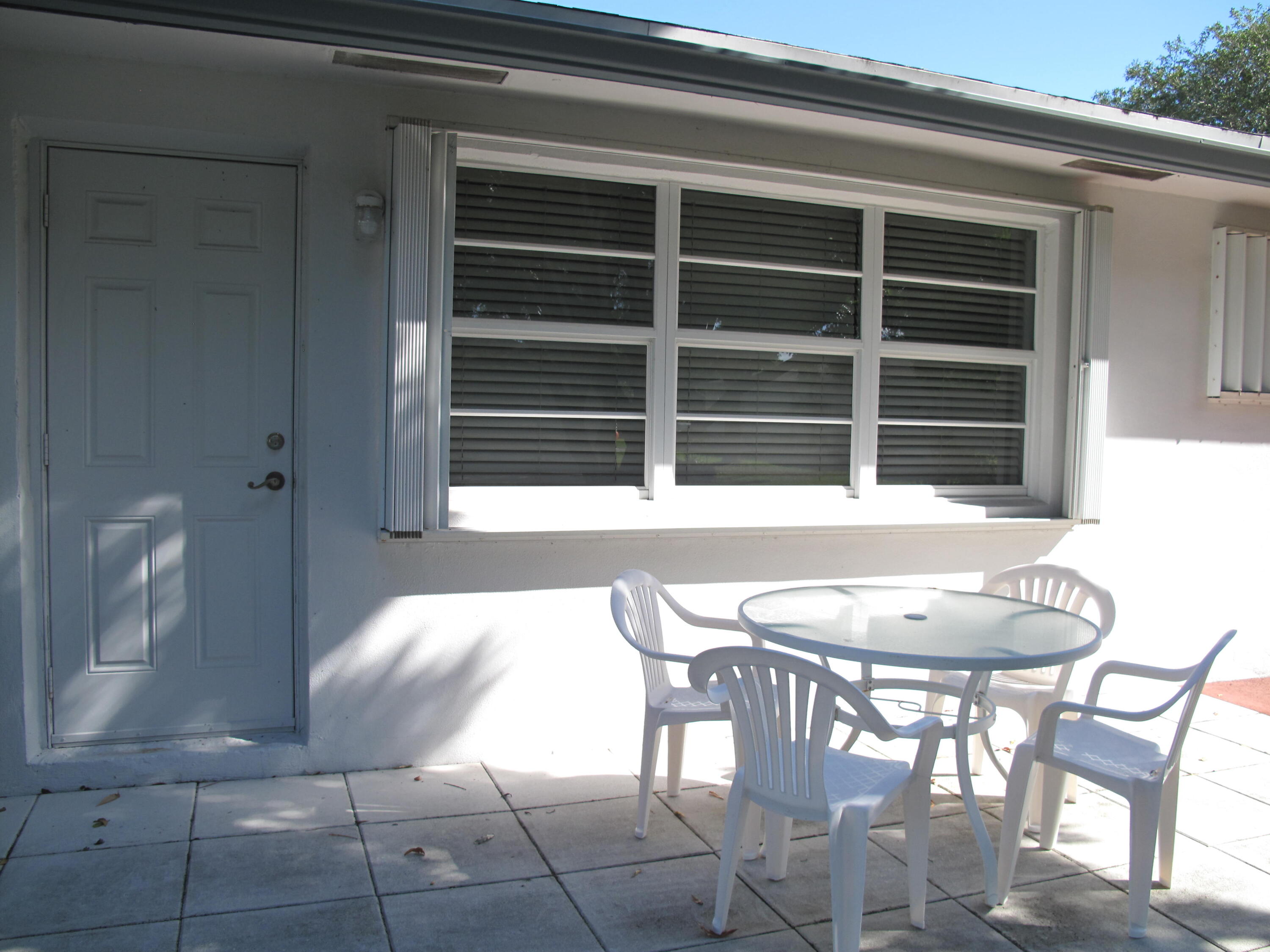 1162 Circle Drive, Unit B Delray Beach, FL 33445 - Photo 18 of 31 a balcony with table and chairs