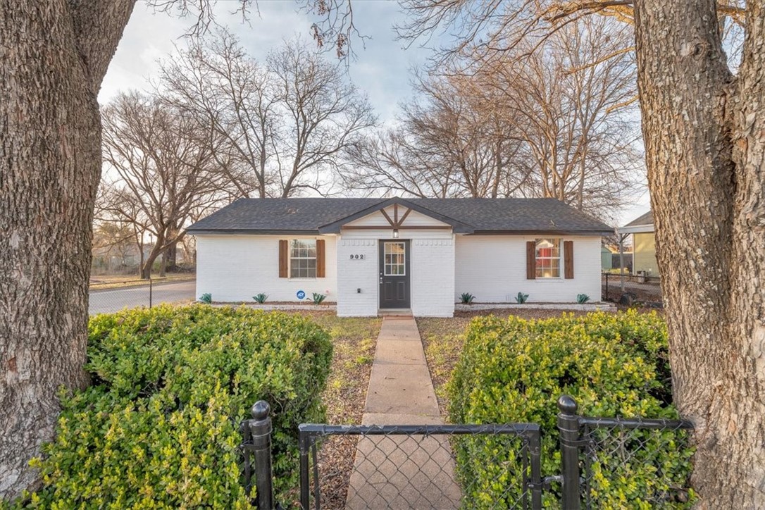 902 Calumet Avenue Waco, TX 76704 - Photo 2 of 27 a view of backyard of house with green space