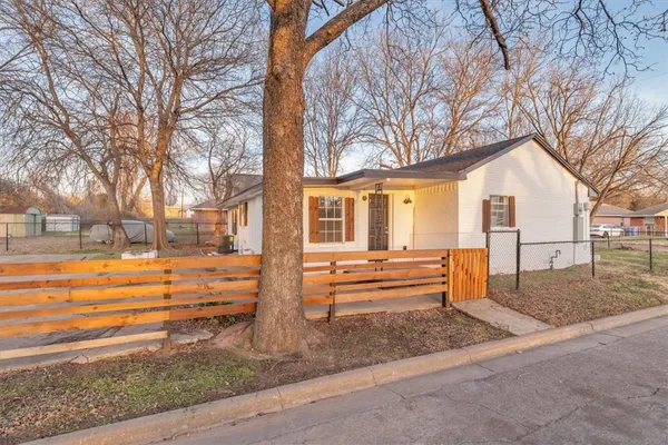 a view of a yard with a house