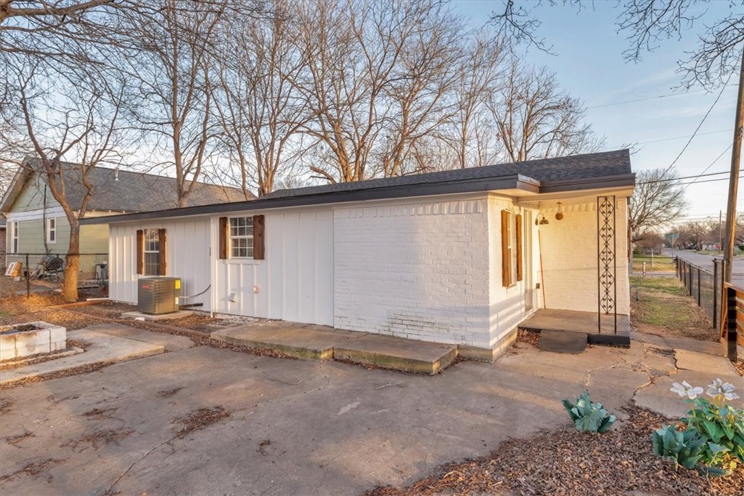 902 Calumet Avenue Waco, TX 76704 - Photo 25 of 27 a backyard of a house with seating space