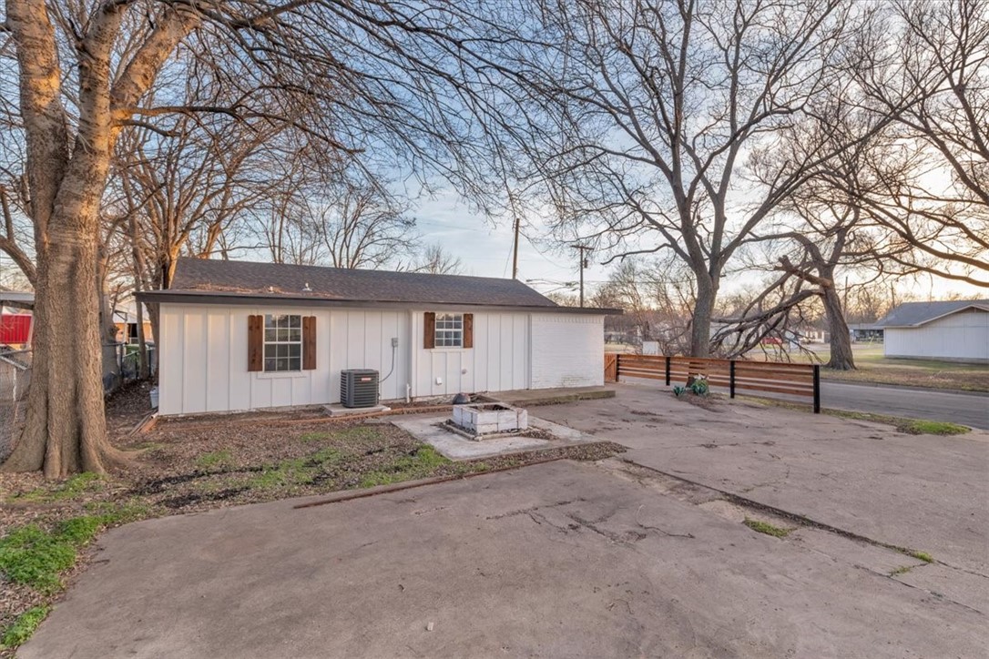 902 Calumet Avenue Waco, TX 76704 - Photo 26 of 27 a view of a house with a outdoor space