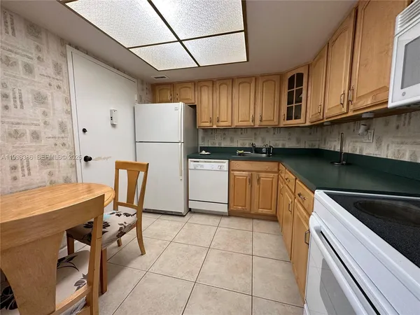 $1,900 | 3180 South Ocean Drive, Unit 621, Hallandale Beach, FL 33009