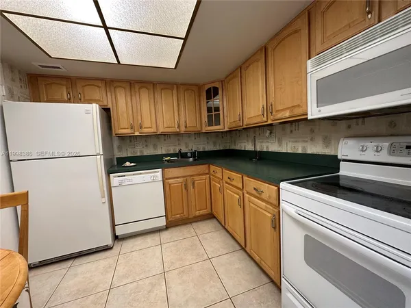 $1,900 | 3180 South Ocean Drive, Unit 621, Hallandale Beach, FL 33009