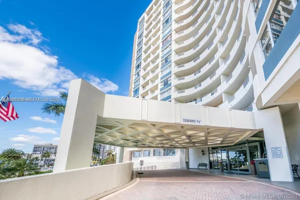 $1,900 | 3180 South Ocean Drive, Unit 621, Hallandale Beach, FL 33009