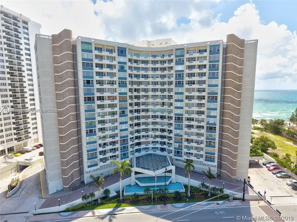 $1,900 | 3180 South Ocean Drive, Unit 621, Hallandale Beach, FL 33009