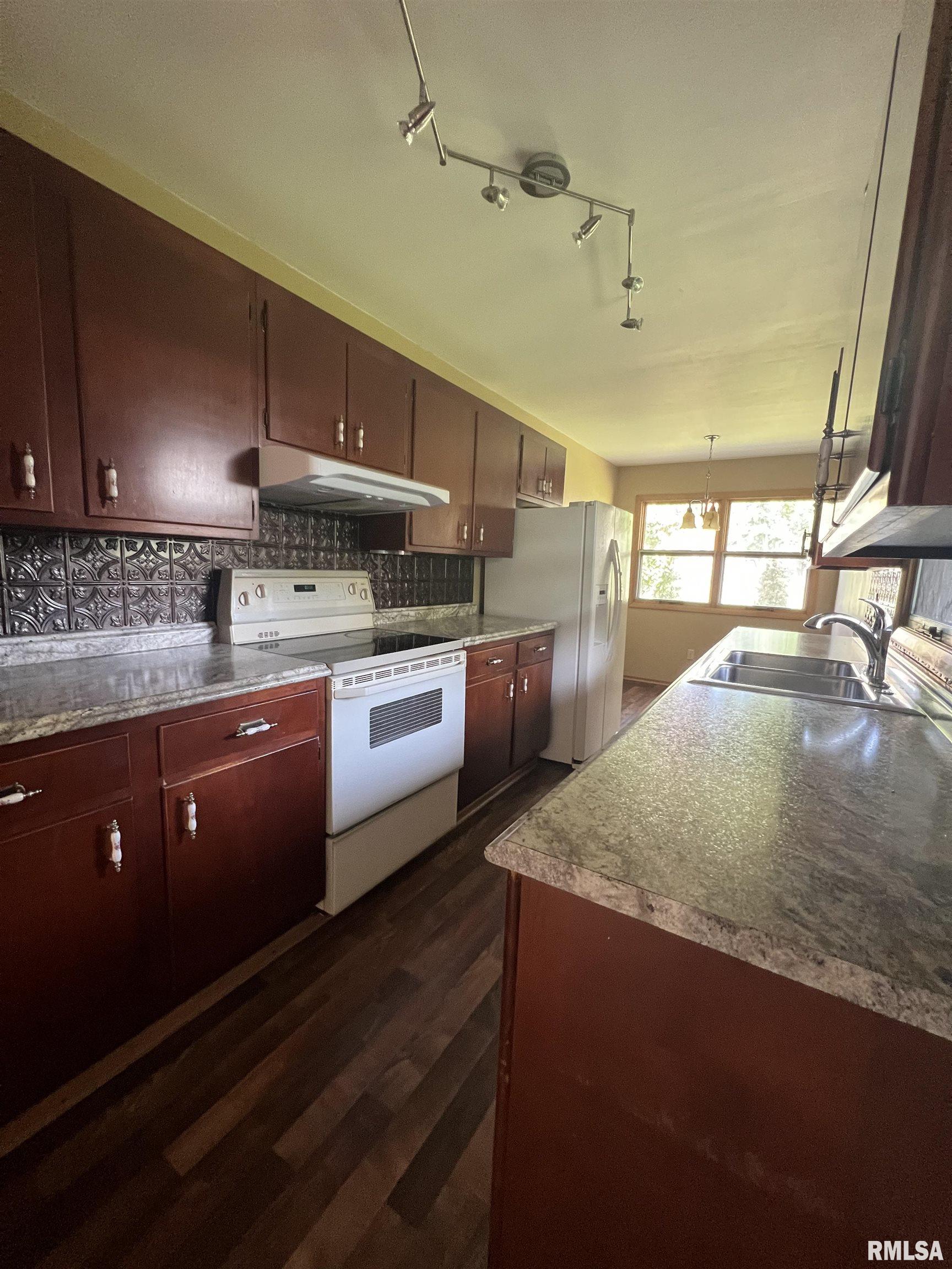 2322 Hill Road Quincy, IL 62305 - Photo 5 of 13 Gallery Image 5