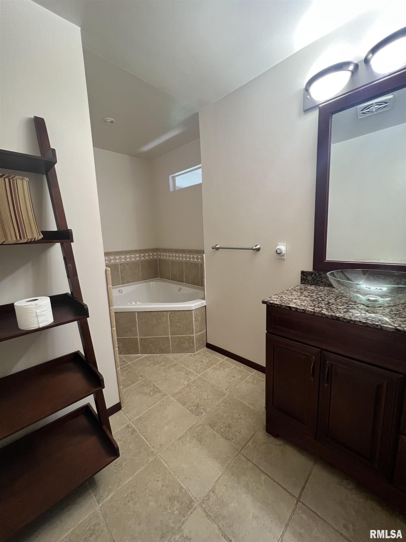 2322 Hill Road Quincy, IL 62305 - Photo 8 of 13 Gallery Image 8