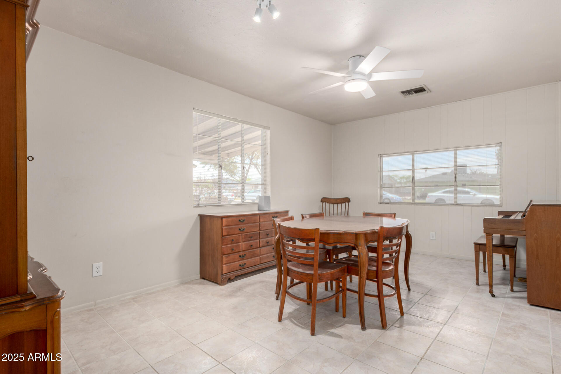 2122 West Piccadilly Road Phoenix, AZ 85015 - Photo 16 of 29 Oversized Dining Room