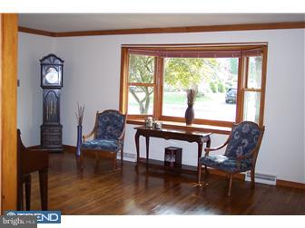 263 Sharpless Road Southampton, PA 18966 - Photo 3 of 12 Living Room