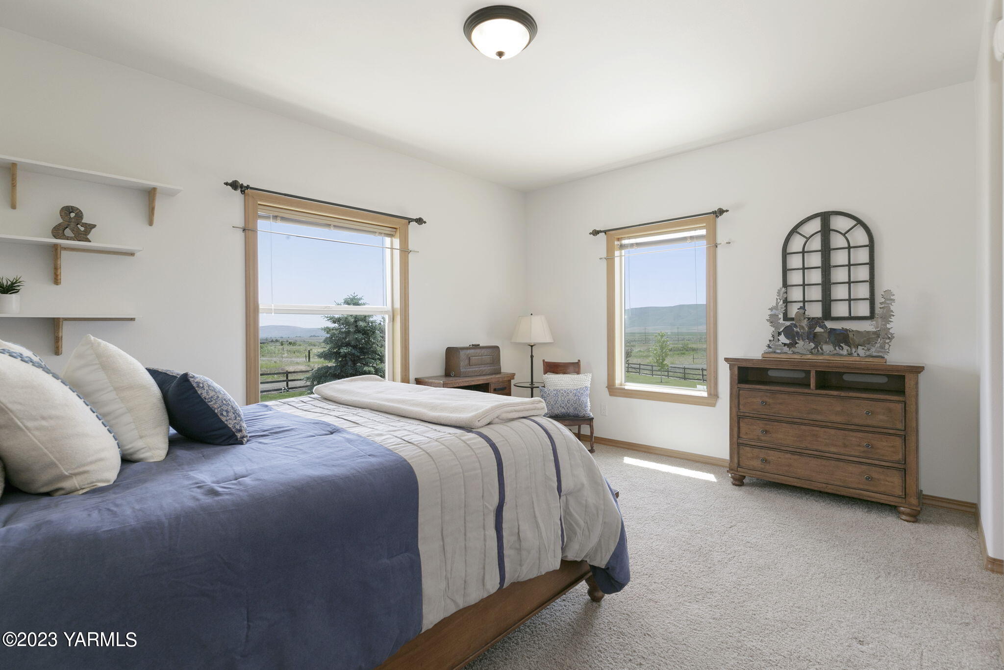 1870 Slavin Road Yakima, WA 98903 - Photo 18 of 27 a bedroom with a bed and a dresser