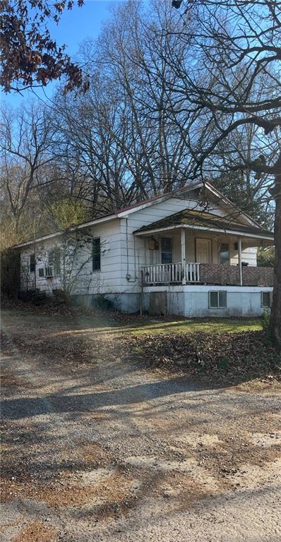 a view of house with a yard