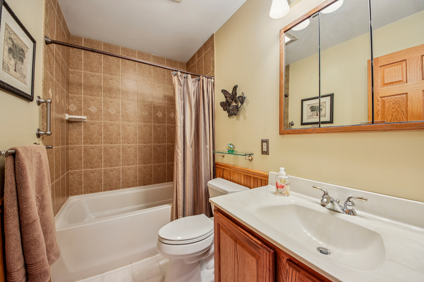 1618 Pine Trail Sycamore, IL 60178 - Photo 20 of 33 a bathroom with a sink toilet and shower